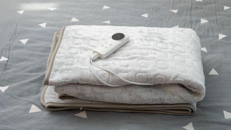 can you sleep with electric blanket