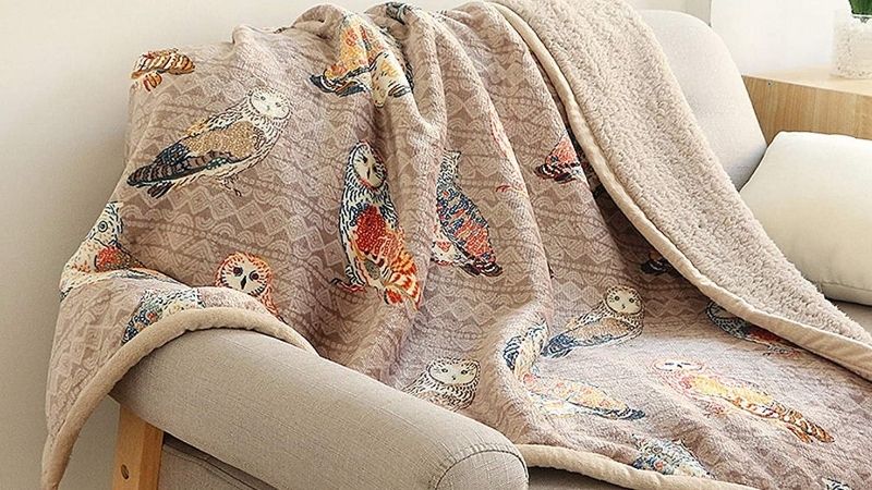 what size should a throw blanket be